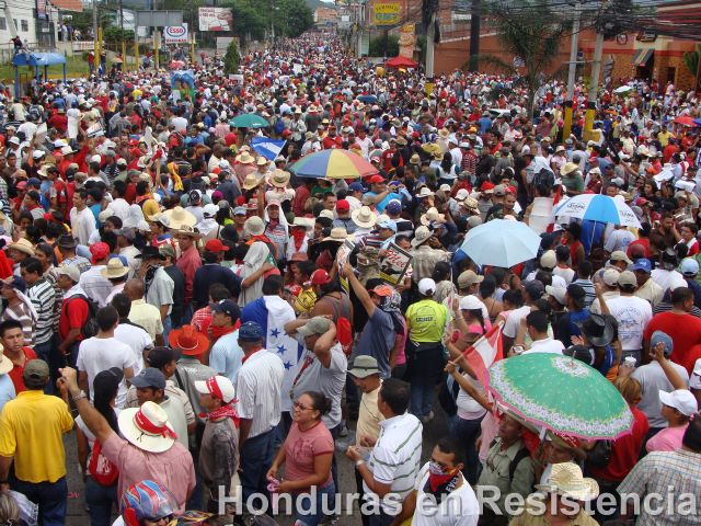 Honduras resiste - La multitud con Zelaya Honduras resiste - La multitud con Zelaya